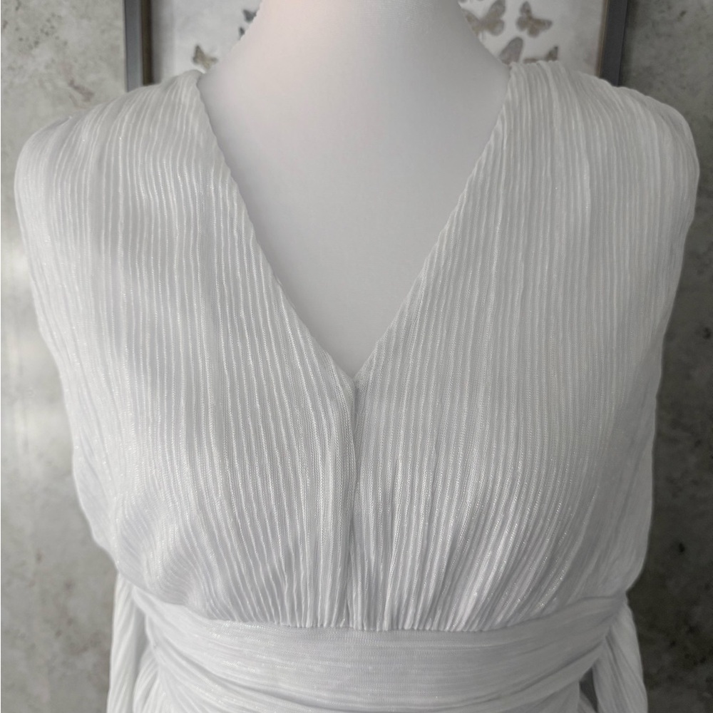 Elegant White Sleeveless Dress